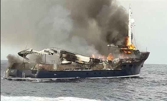 Συγκλονιστική εικόνα από φλεγόμενη θαλαμηγό στη θαλάσσια περιοχή μεταξύ Ζακύνθου και Κεφαλλονιάς
